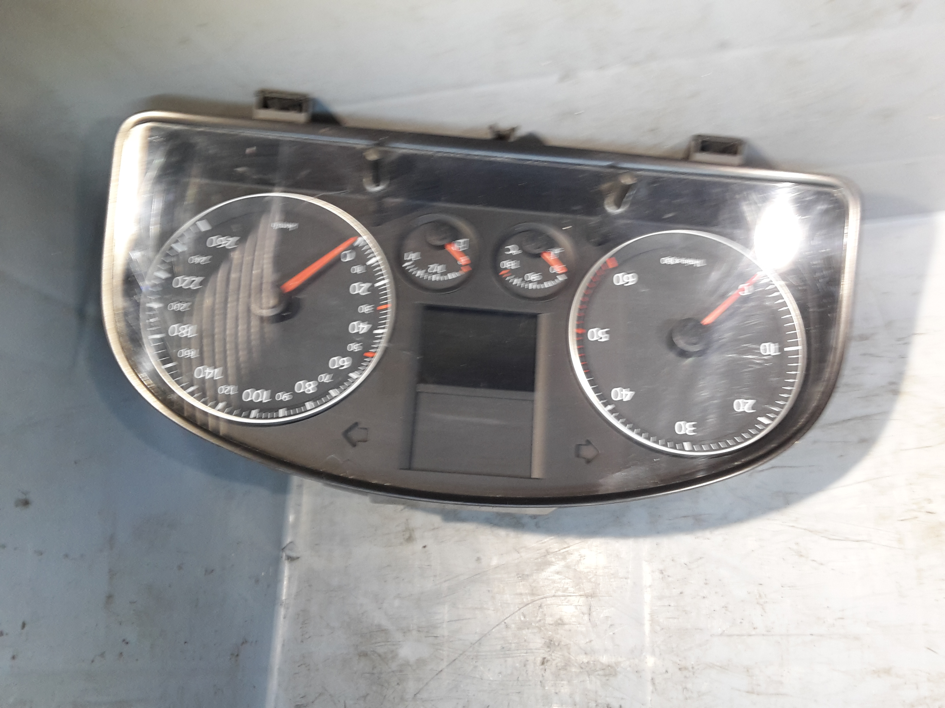 VW Caddy III 2KB Bj. 2009 org. Instrumentenkombination Tachometer