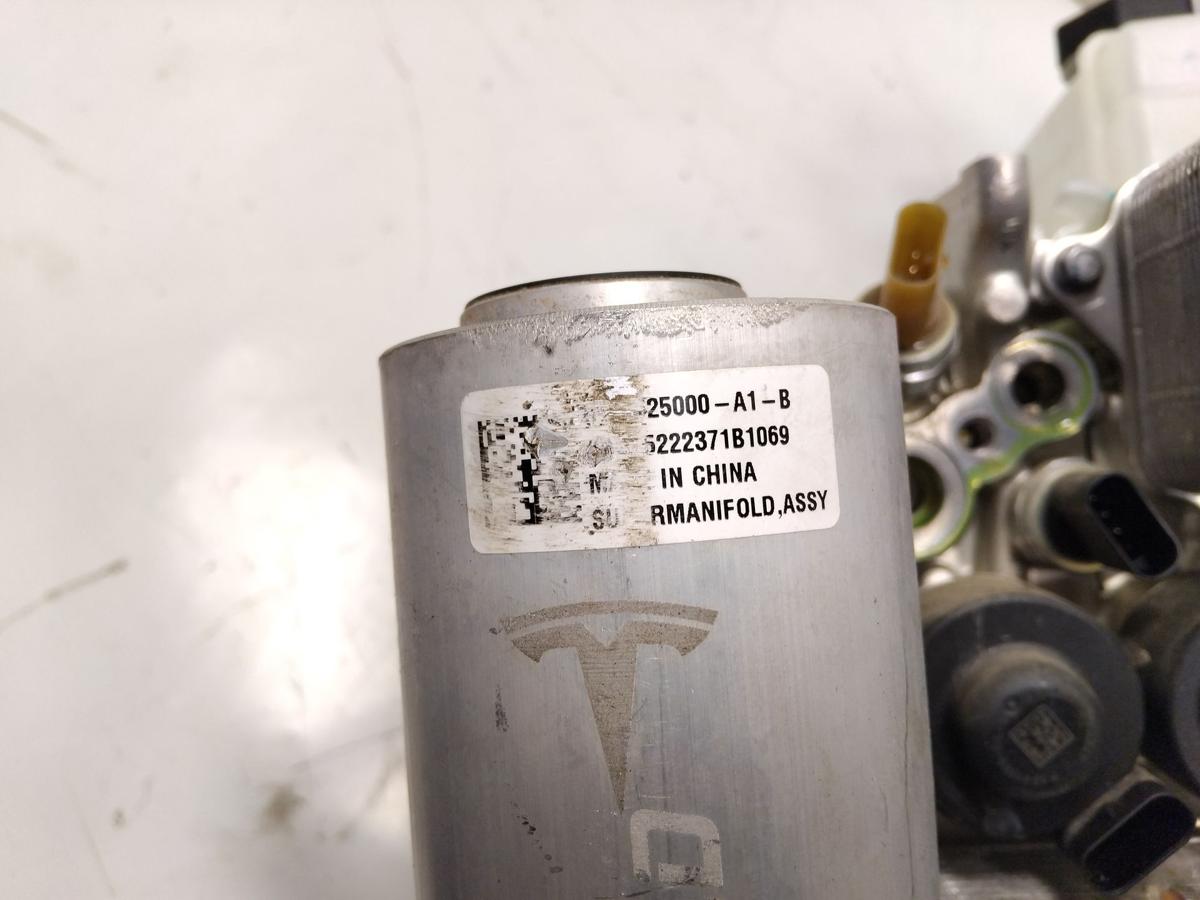 Tesla Model Y RWD original Wärmtauscher Super Manifold 11625000-A1-B Bj.2023
