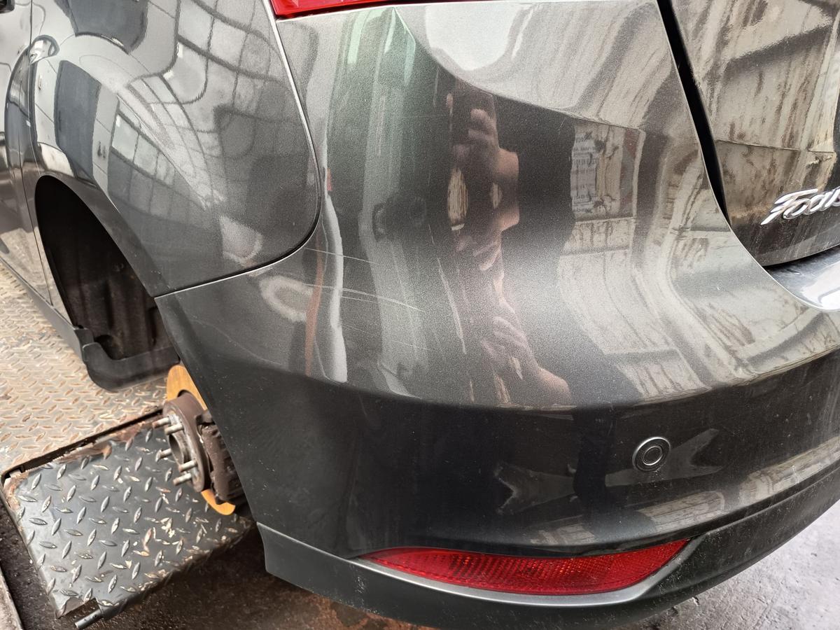 Ford Focus III Limo orig Sto&szlig;stange hinten Magnetic Grau Facelift PDC Bj 2015