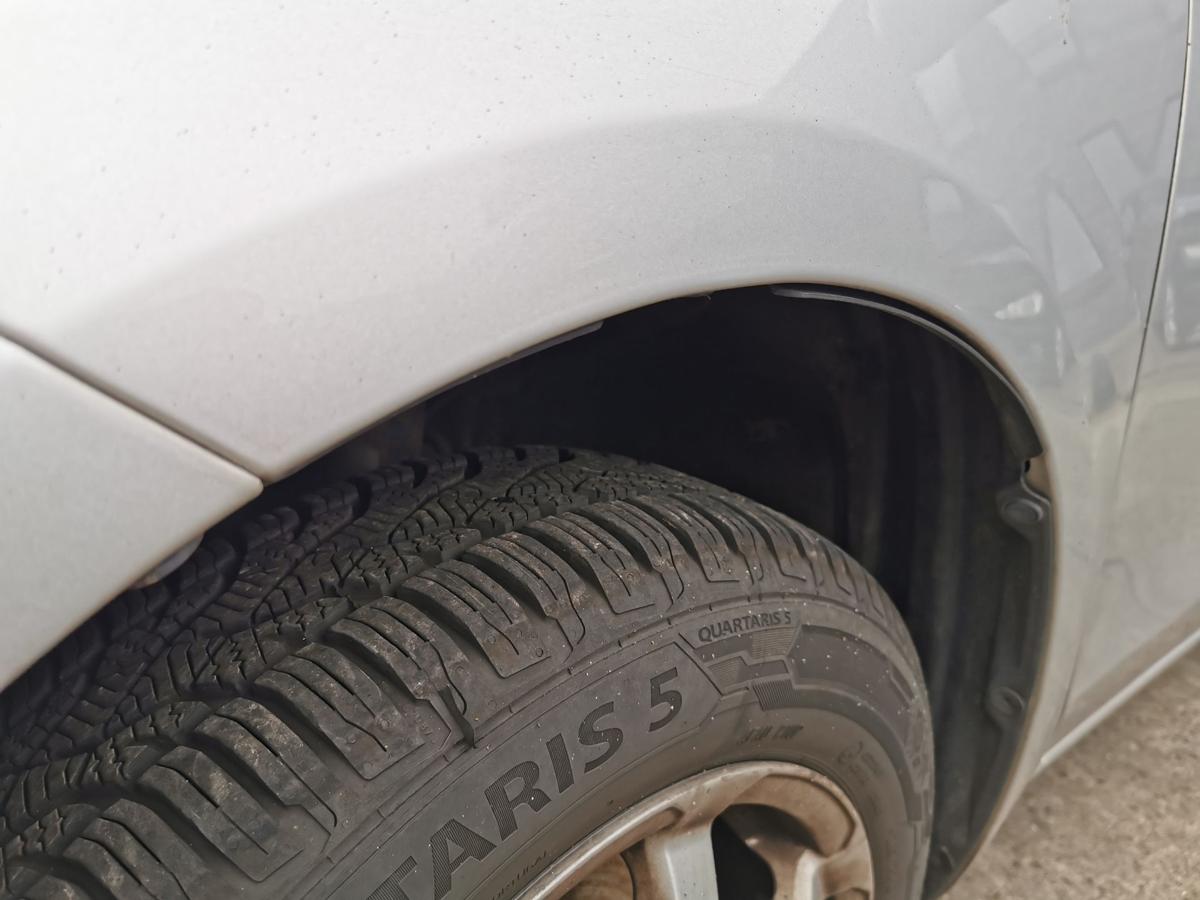 Toyota Yaris XP9 Kotflügel Fender Seitenwand vorn links 1E7 Silver Pearl Met