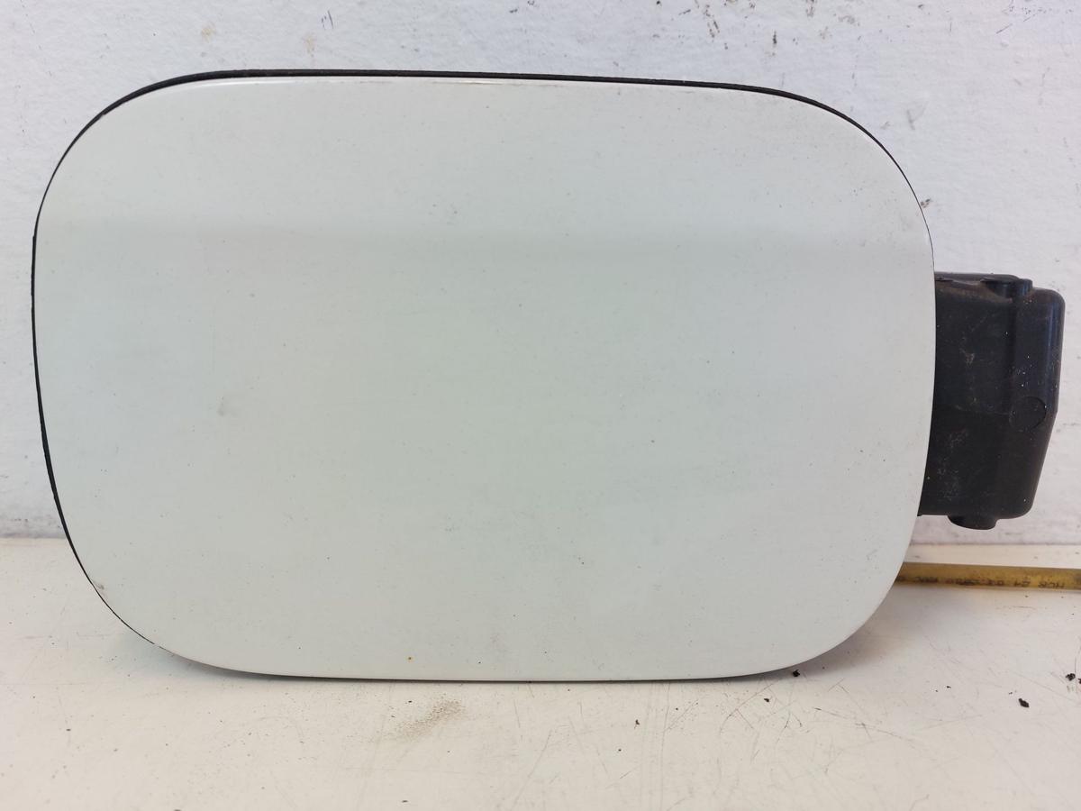 VW Golf 5 Variant 1KM Tankklappe Tankdeckel Tankverschluss LR9A Campanellweiss