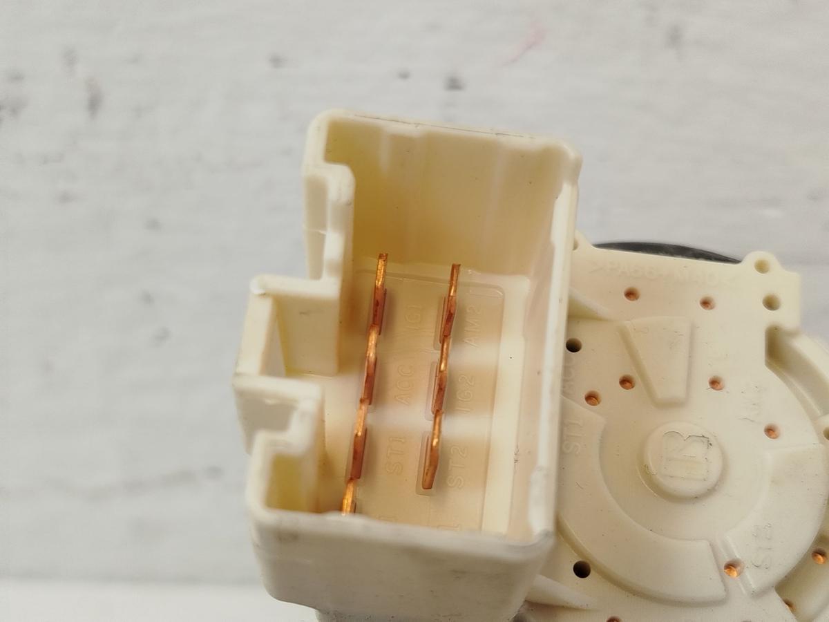 Toyota Yaris XP13 Z&uuml;ndschloss mit einem Schl&uuml;ssel Schlie&szlig;zylinder Z&uuml;ndung