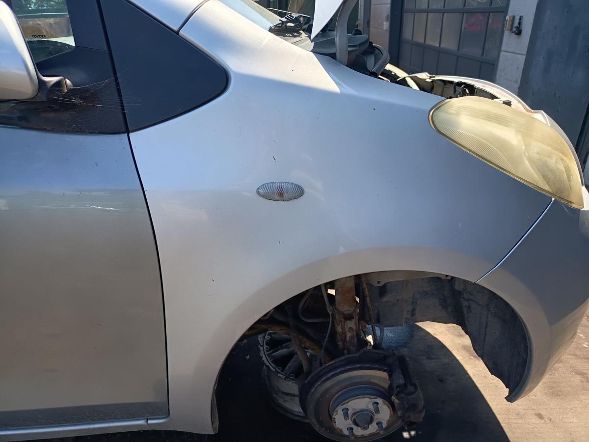 Toyota Yaris XP9 original Kotfl&uuml;gel rechts 1E7 Silver Pearl vor Facelift Bj 2008