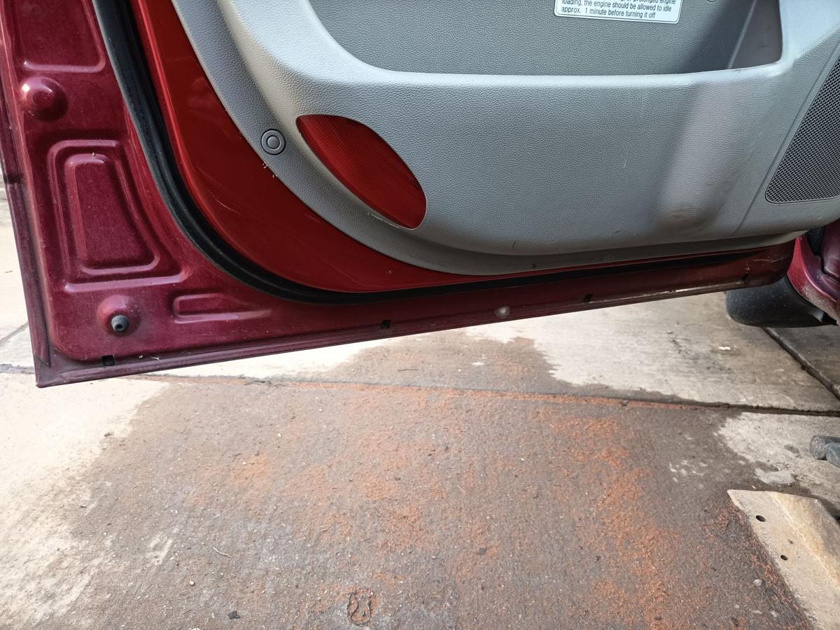 Kia Carnival III original T&uuml;r vorne links Fahrer R9 Rubinrot Bj 2006