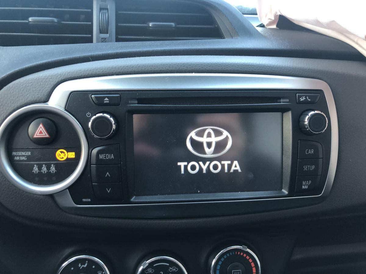 Toyota Yaris XP13 Autoradio Radio mit Navigationssystem Multimediaeinheit