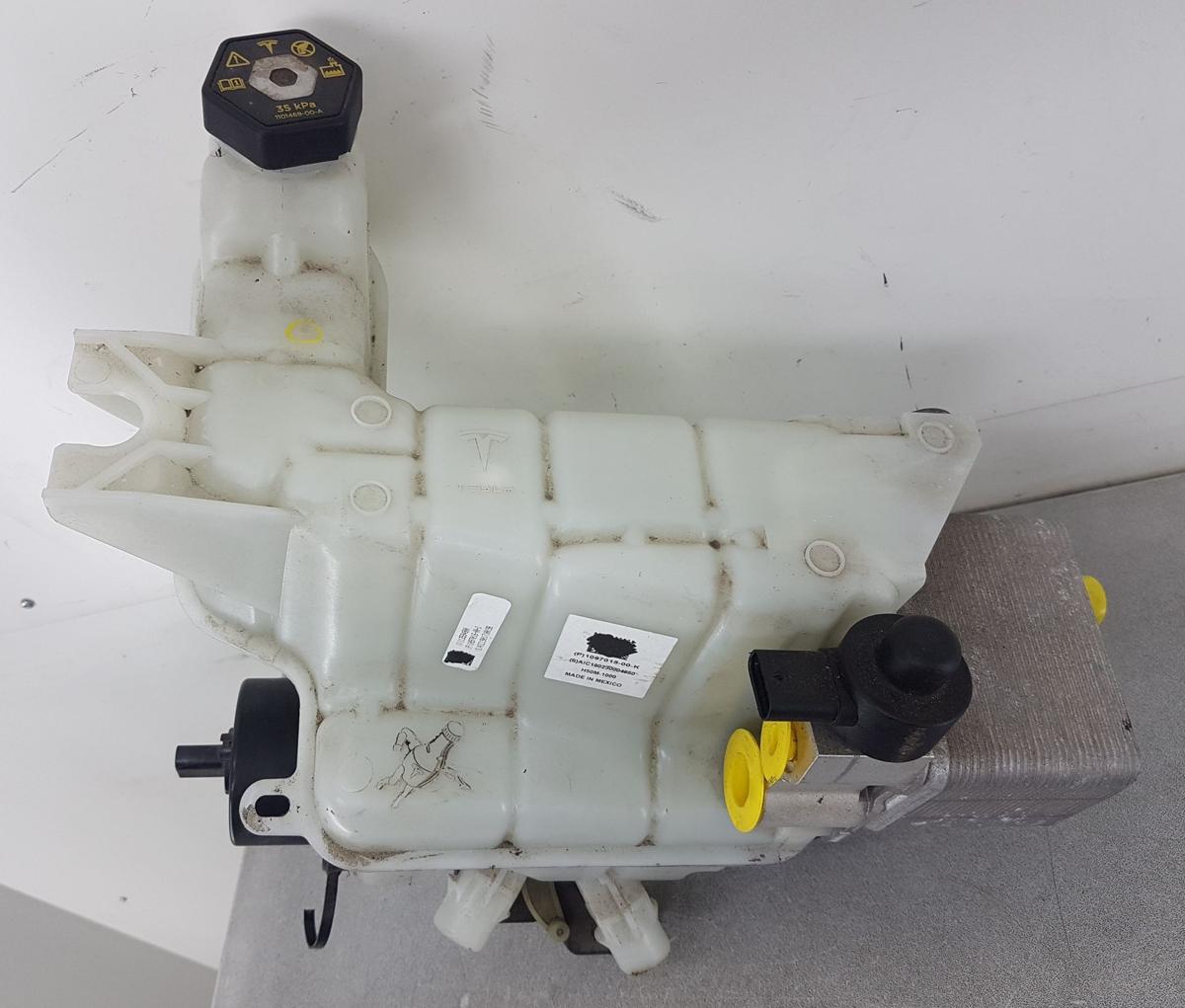 Tesla Model 3 Ausgleichsbeh&auml;lter K&uuml;hlwasser Bj2019 1097015-00-K W&auml;rmetauscher