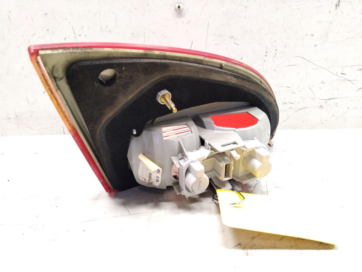 Toyota Avensis T22 Kombi R&uuml;ckleuchte Schlussleuchte rechts innen Facelift BJ2002