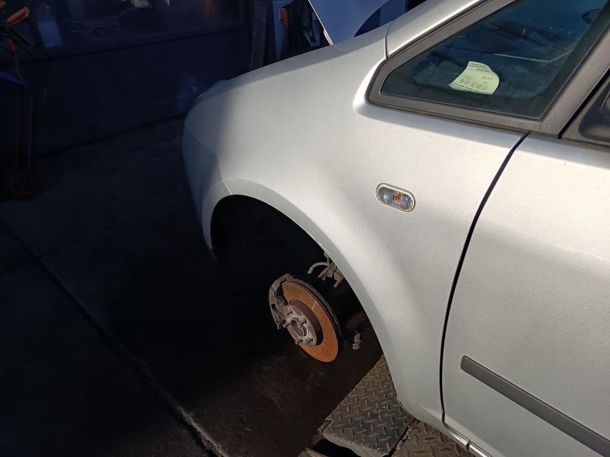 Ford Focus C-Max original Kotfl&uuml;gel links Seitenteil Polarsilber Bj 2006