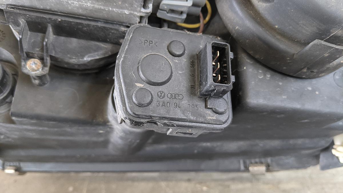 VW Passat 3B B5 Hella Scheinwerfer rechts Xenon Lampe Trüb