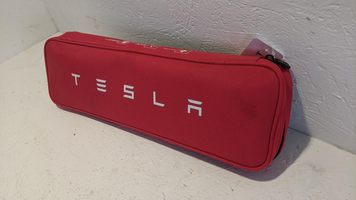 Erste Hilfe Paket Pannenset Warnweste Warndreieck Tesla Model Y Original