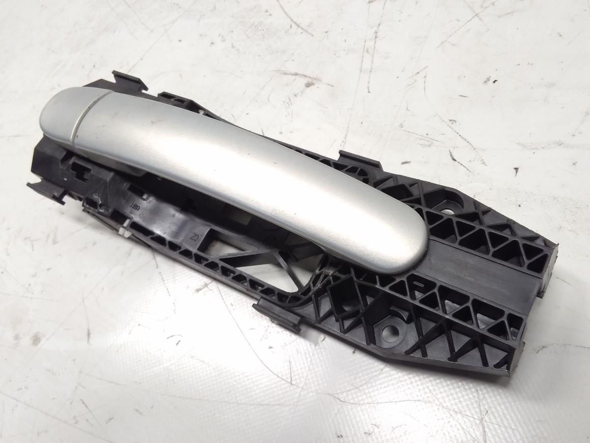 Skoda Citigo original T&uuml;raussengriff vorn rechts mit Tr&auml;ger/inlet BJ2013 LR7L