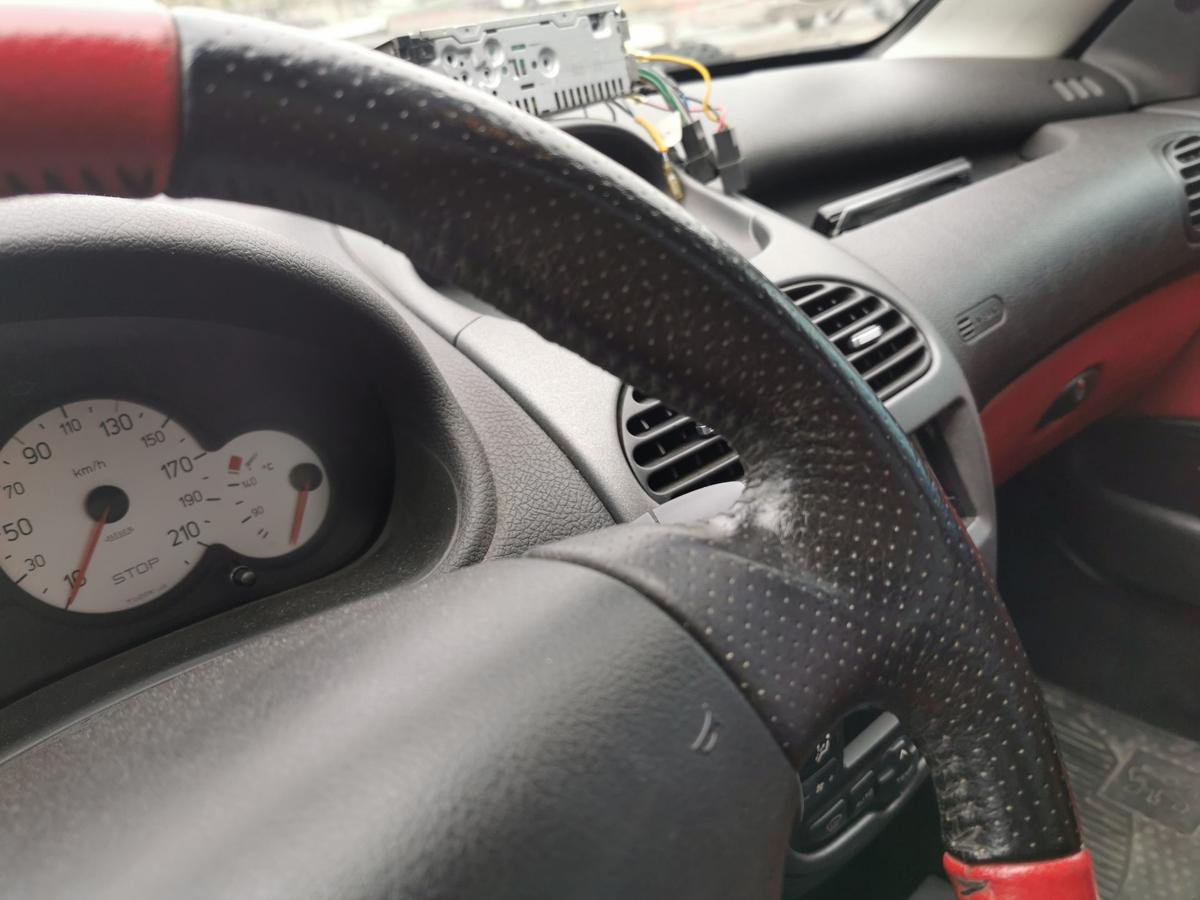 Peugeot 206 CC Lenkrad Leder Lederlenkrad rot schwarz gelocht