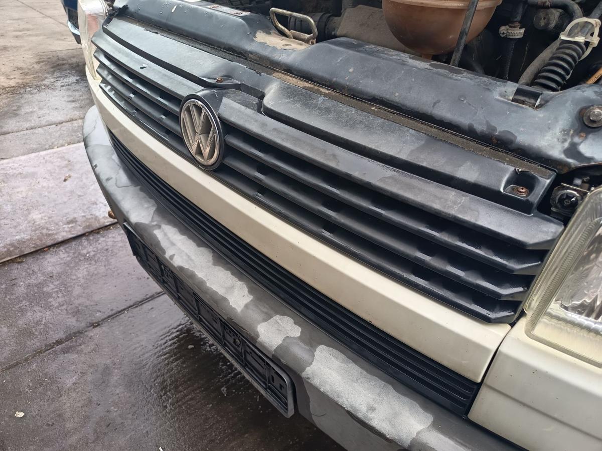 VW T4 original K&uuml;hlergrill Frontmittelteil 902 Grauwei&szlig; Bj 1993