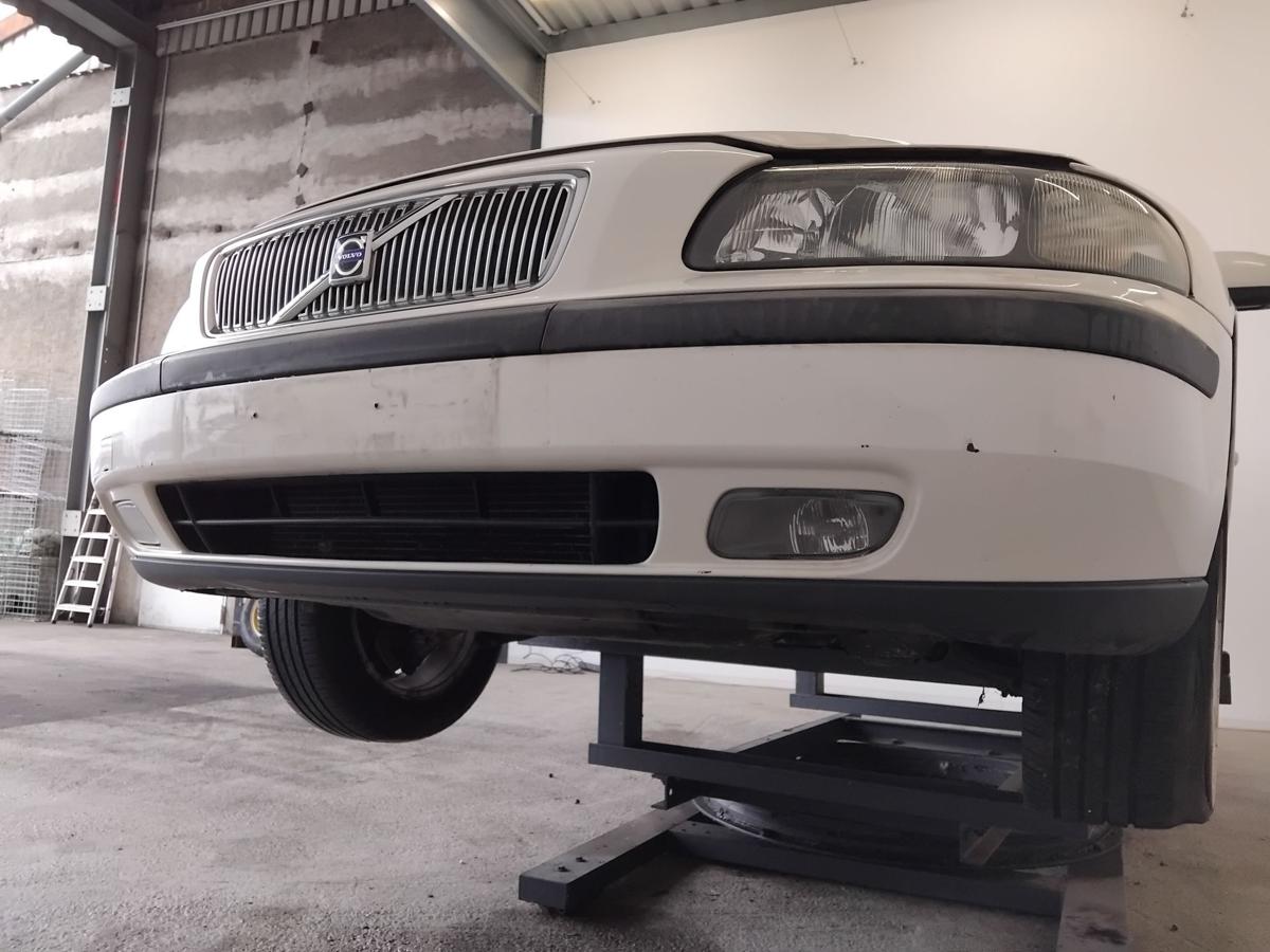 Volvo V70 II original Sto&szlig;f&auml;nger Sto&szlig;stange vorn weiss White Solid BJ2002