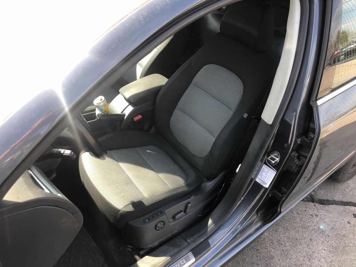 Skoda Superb 2 Typ 3T Sitz vorn links Fahrersitz Stoff Vollelektrisch Memory