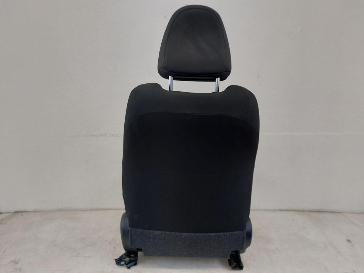 Toyota Yaris XP13 Sitz vorn links Fahrersitz Stoff nur f&uuml;r 5 t&uuml;rer Autositz