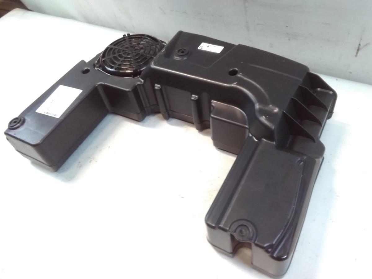 Audi A1 8X original Subwoofer mit Geh&auml;use 8X0035412 BJ2010