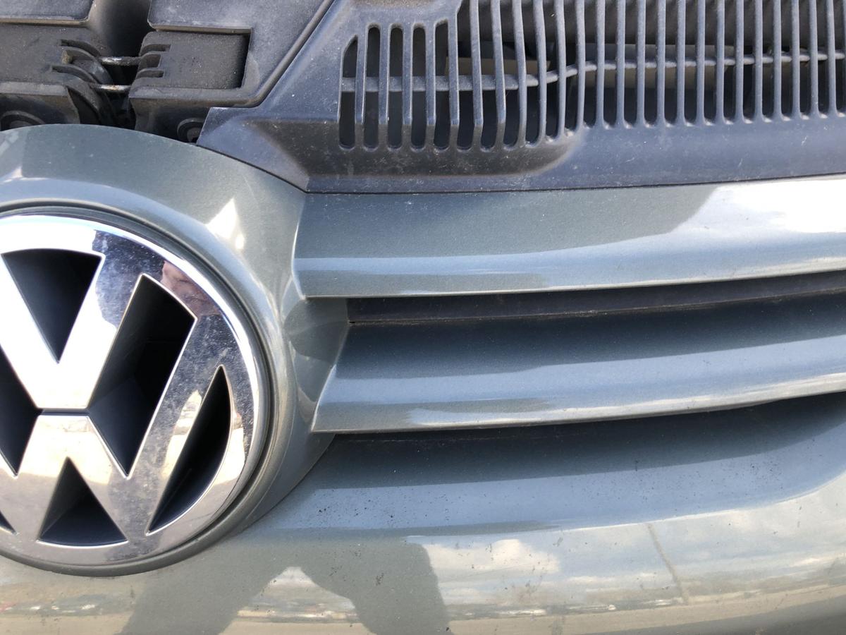 VW Golf 5 V 1K K&uuml;hlergrill Frontgrill Grill mit Logo LA6Q Sagegreen