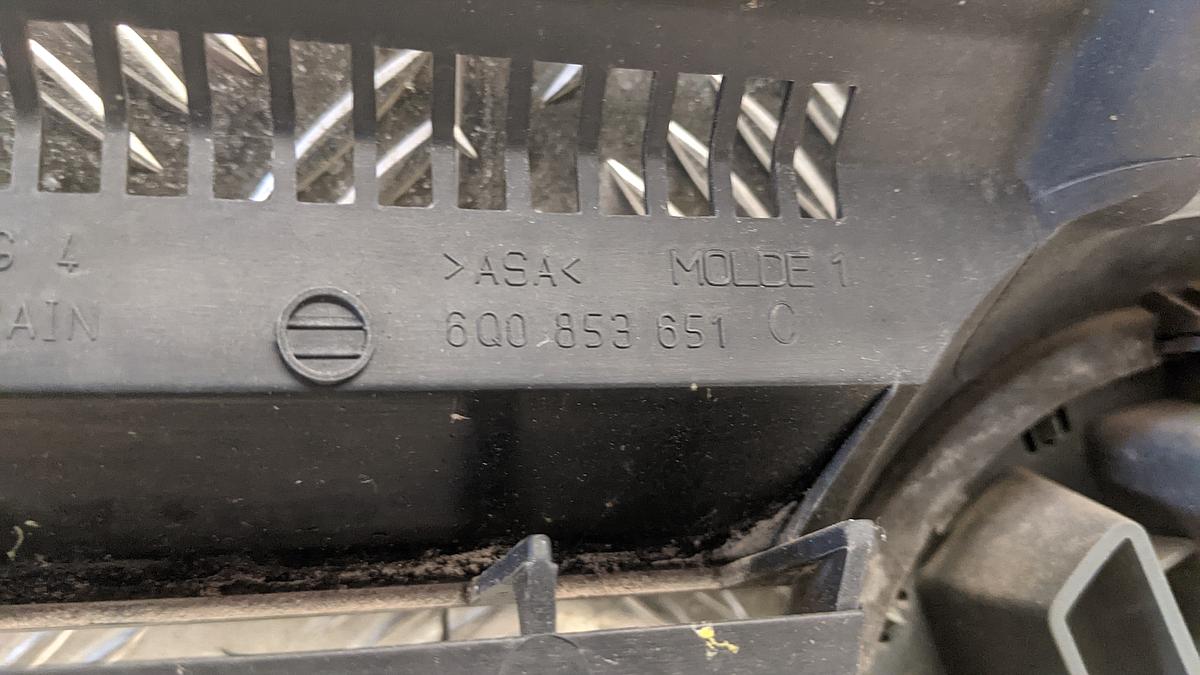 VW Polo 9N Grill Kühlergrill Frontgrill 6Q0853651C