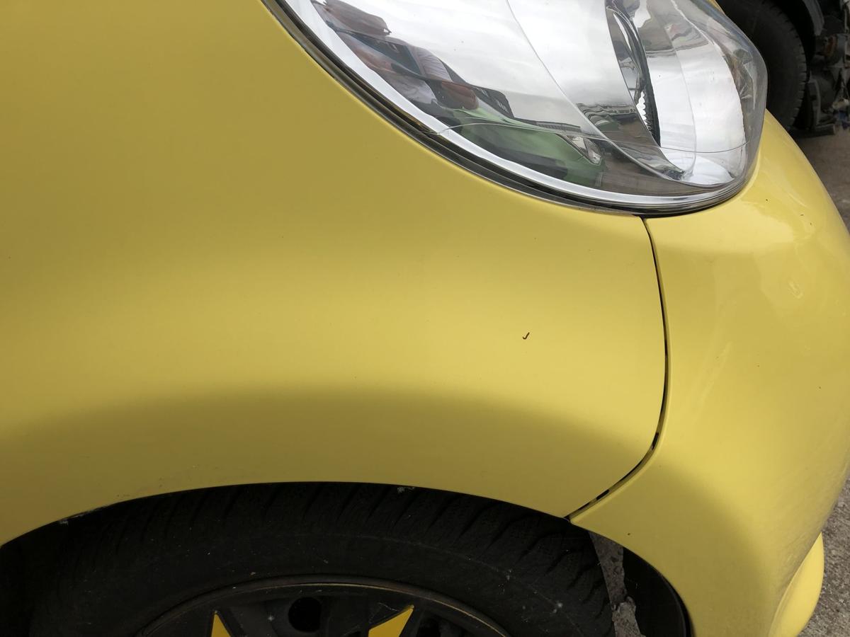Peugeot 107 Typ P Kotfl&uuml;gel vorn rechts Beifahrerseite KBL Citrus Gelb