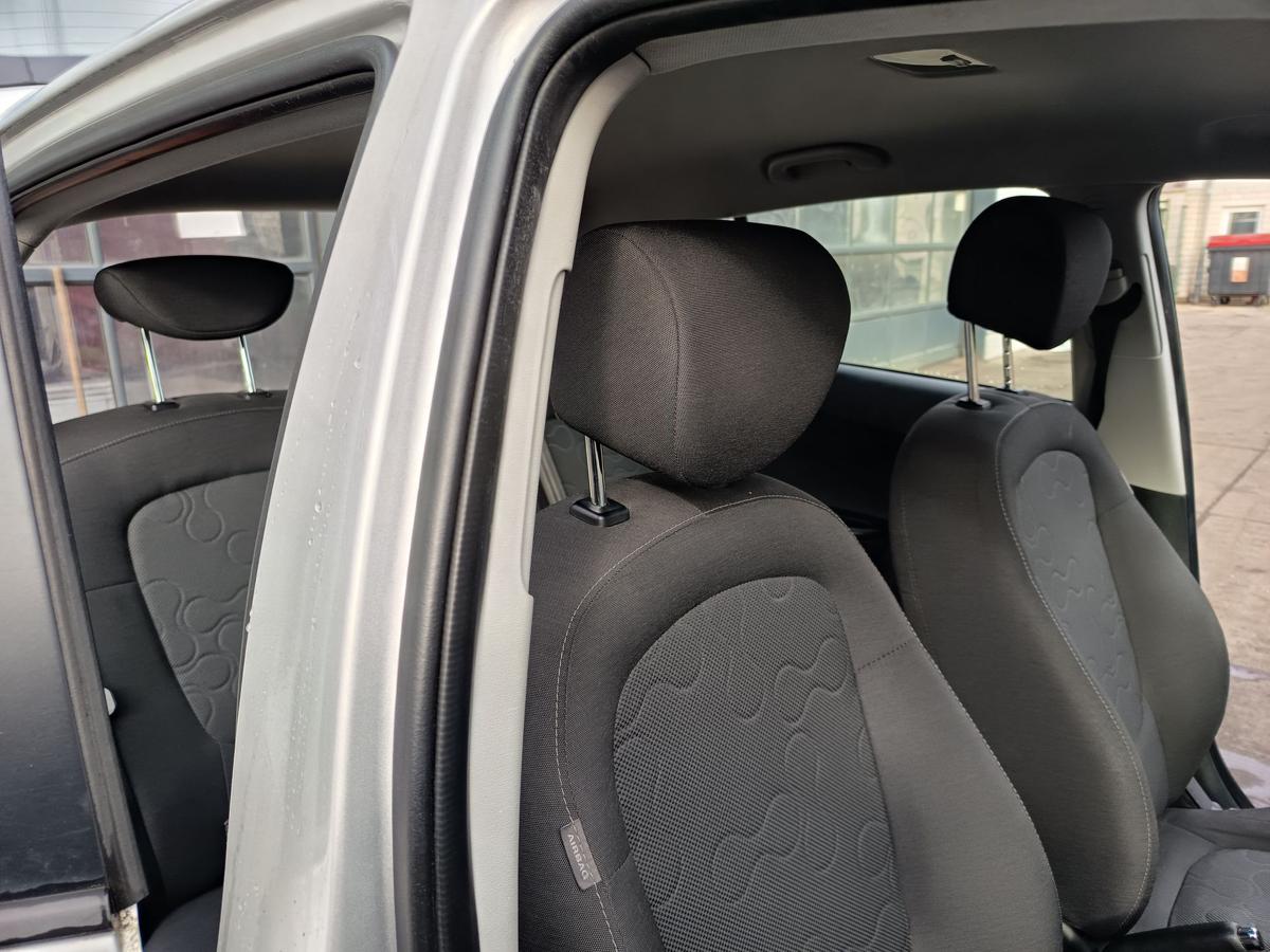 Hyundai i20 original Sitz vorn rechts Beifahrer Stoff anthrazit grau Bj 2012