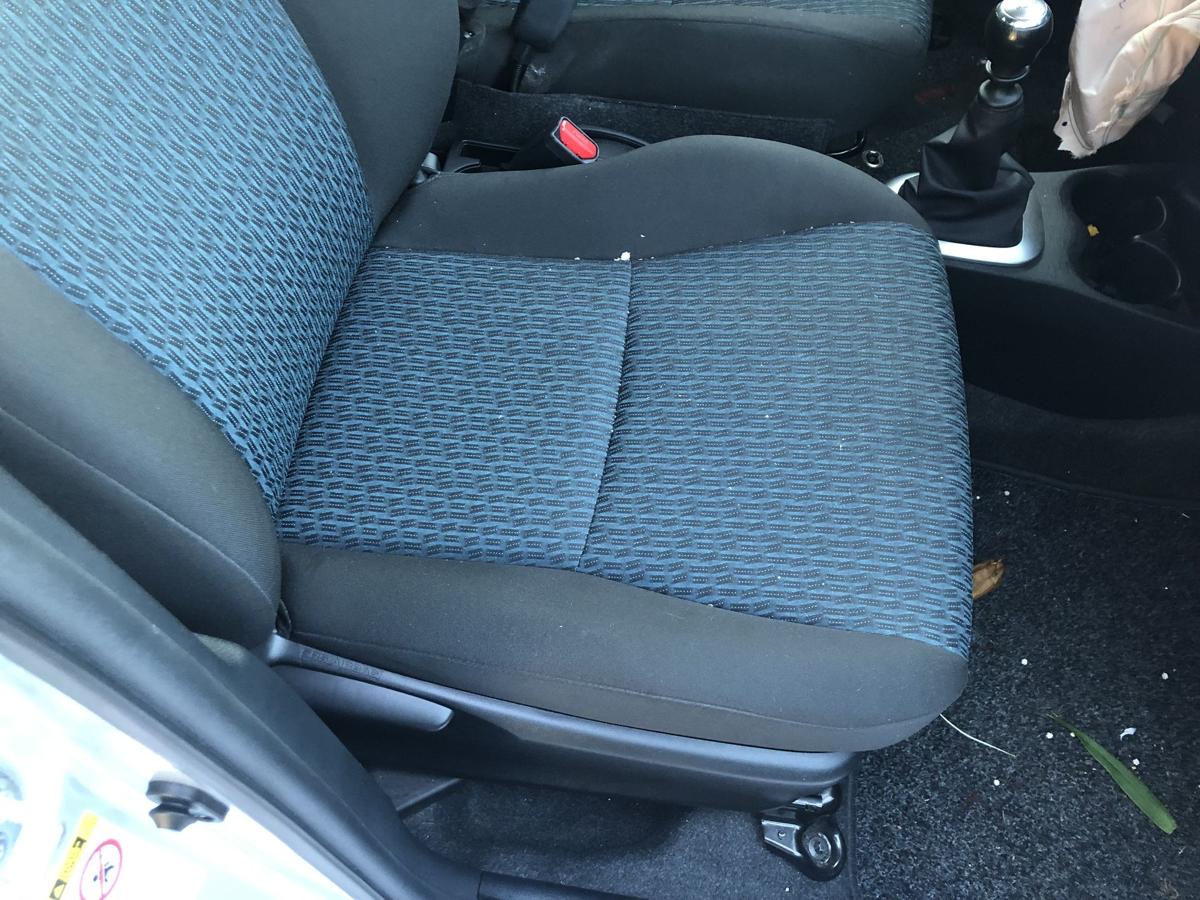 Toyota Yaris XP13 Sitz vorn rechts Beifahrersitz Stoff nur f&uuml;r 5 t&uuml;rer Autositz