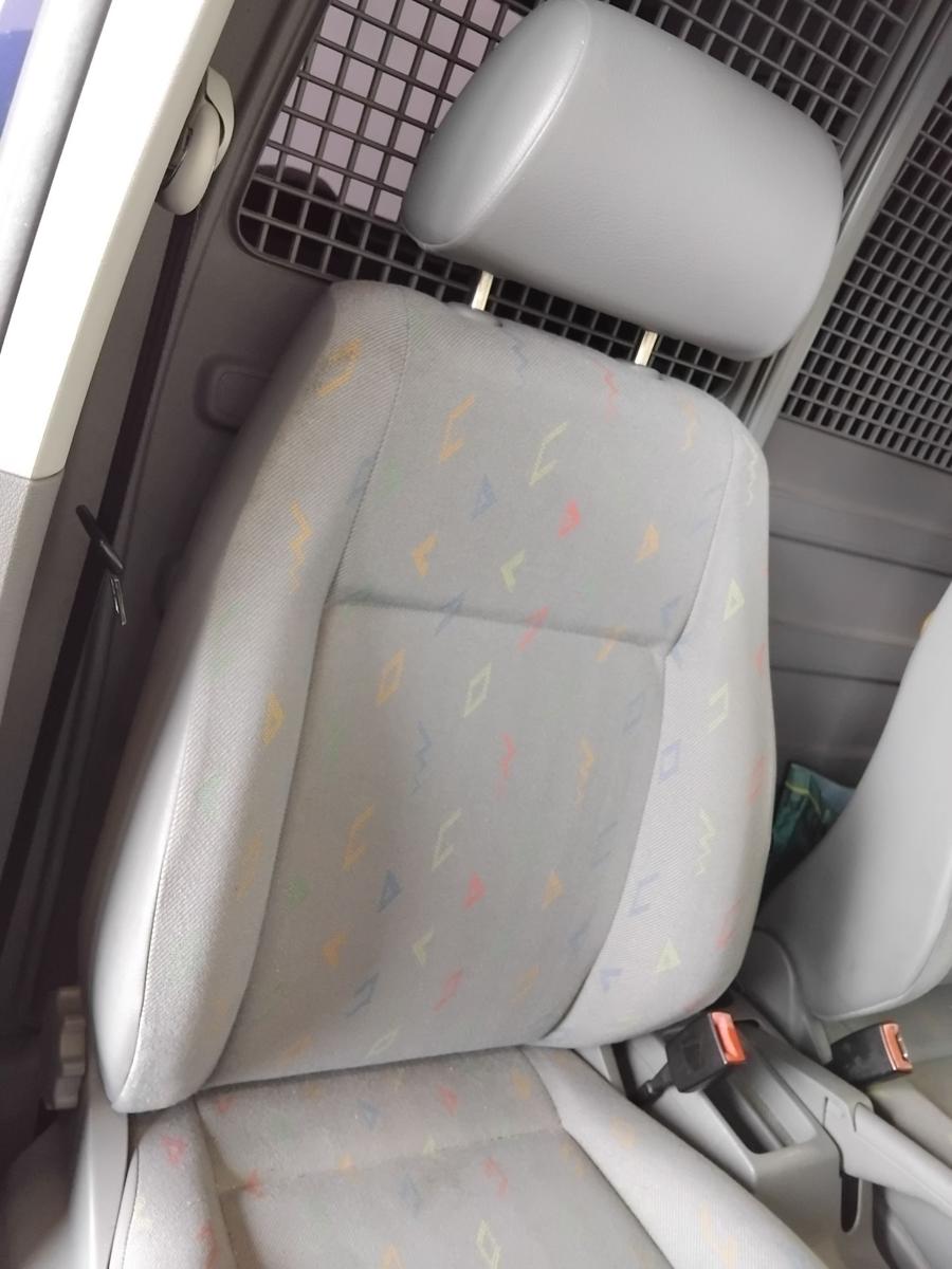 VW Caddy 2K orig Sitz vorn rechts Beifahrersitz Stoff hellgrau mit Muster BJ2009