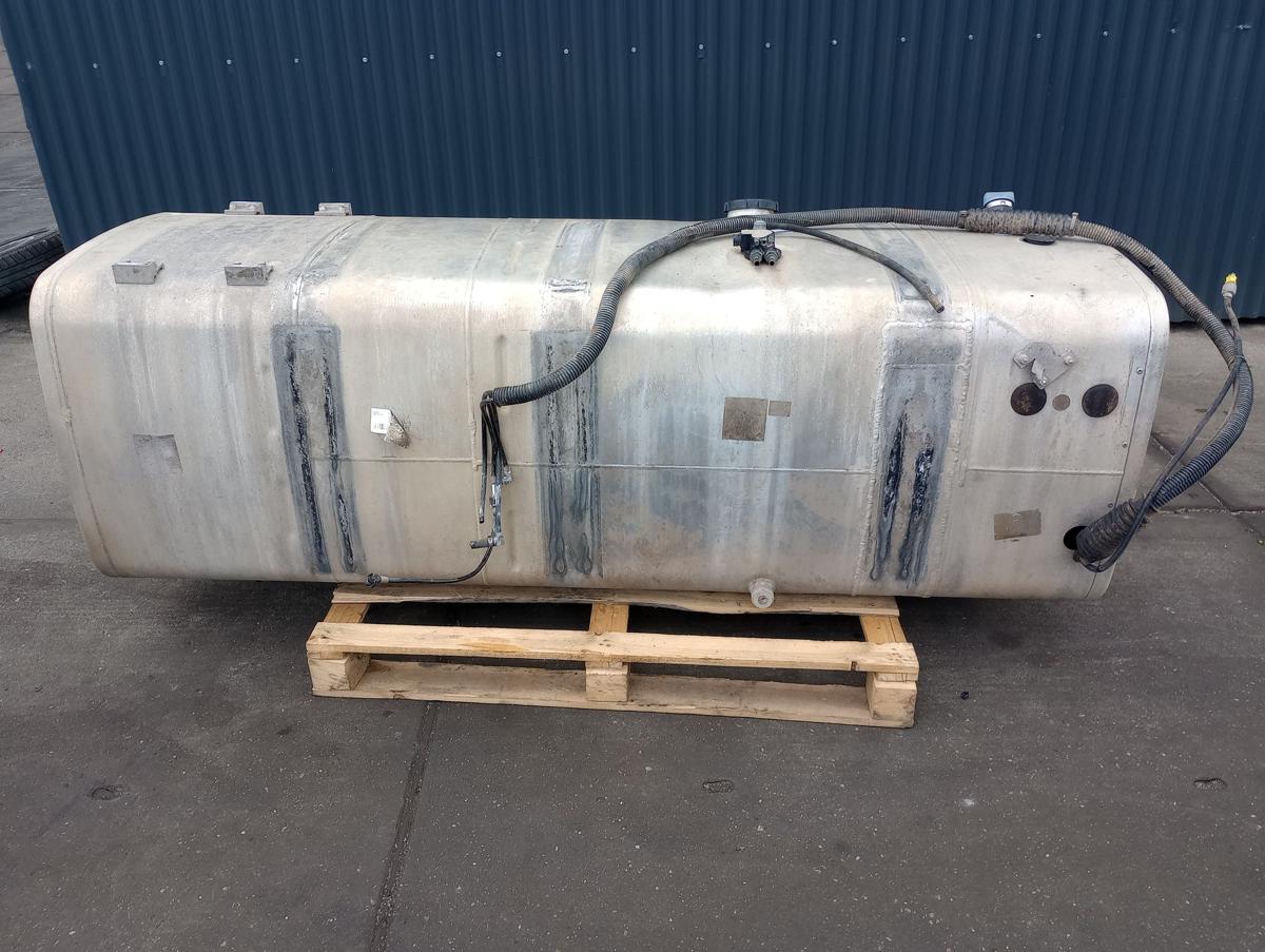 MAN TGS X 18.400 orig Kraftstofftank/ AdBlue /10,5L Diesel 294KW Bj 2009