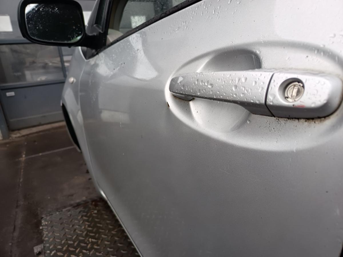 Toyota Yaris XP9 original Tür vorn links Fahrer 1E7 Silver pearl Bj 2006