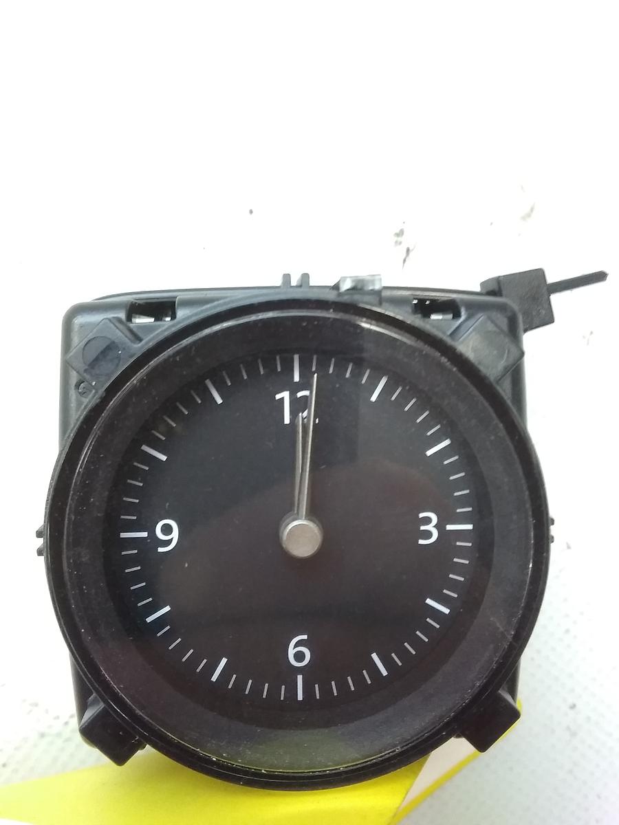 VW Passat 3G B8 Bj.2015 original Uhr 3G0919204C