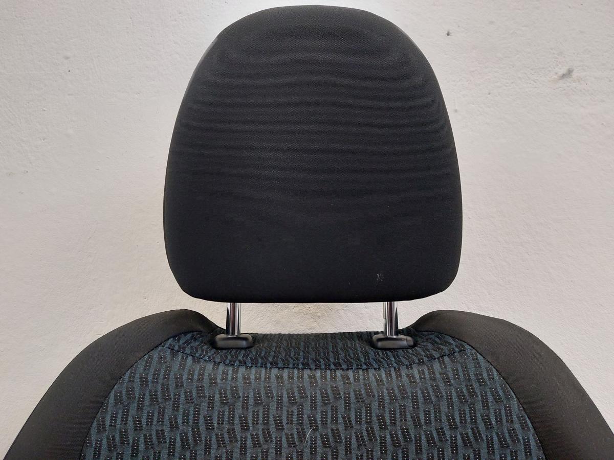 Toyota Yaris XP13 Sitz vorn links Fahrersitz Stoff nur f&uuml;r 5 t&uuml;rer Autositz