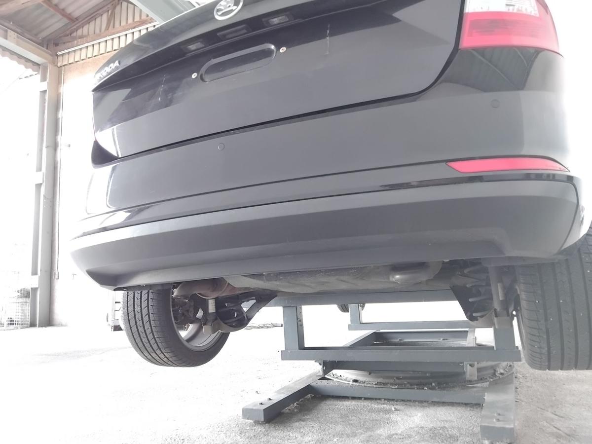 Skoda Rapid NH Spaceback orig Sto&szlig;stange Sto&szlig;f&auml;nger hinten PDC BJ2013 LF9R Blackmagic