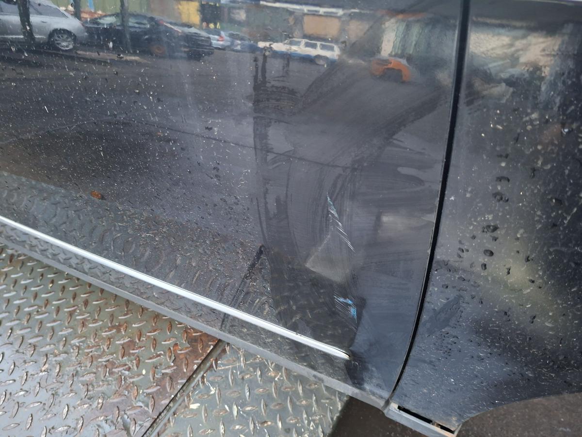 VW Passat 3C Variant original T&uuml;r vorn rechts 041 brillantschwarz mit Kratzer