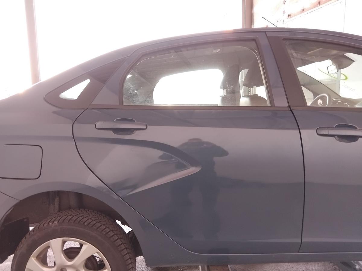 Lada Vesta GF T&uuml;r hinten rechts 492 blues perl BJ2019 Limousine