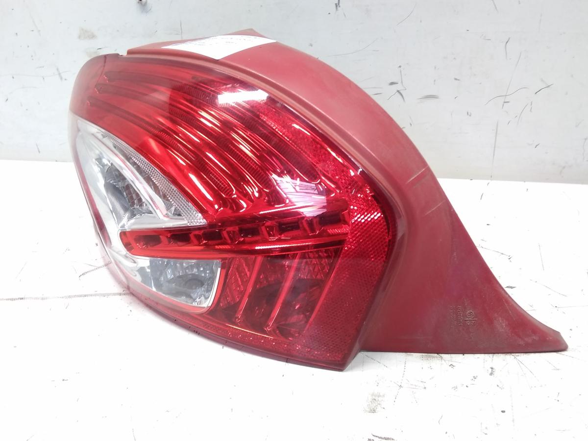 Peugeot 208 original Rückleuchte Heckleuchte links LED Bj.2014