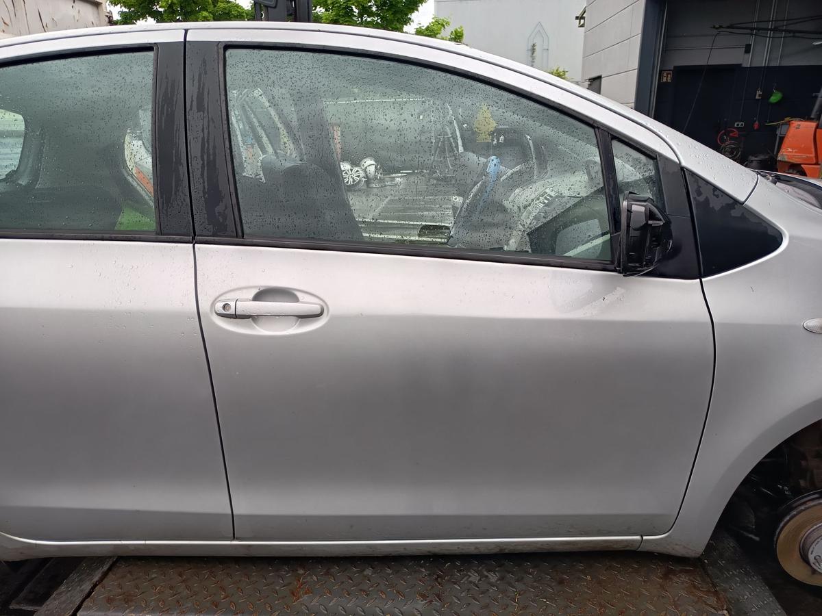 Toyota Yaris XP9 original Tür vorn rechts Beifahrer 1E7 Silver pearl Bj 2006