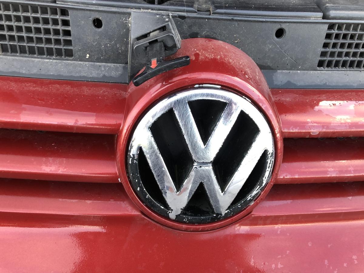 VW Golf 4 1J IV Kühlergrill Frontgrill Grill mit Logo LC3K Canyonrot