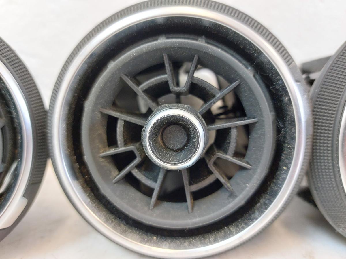 Audi Q2 Typ AG Satz Luftdüsen Luftduschen Ausströmer Armaturenbrett OEM 4 Stück