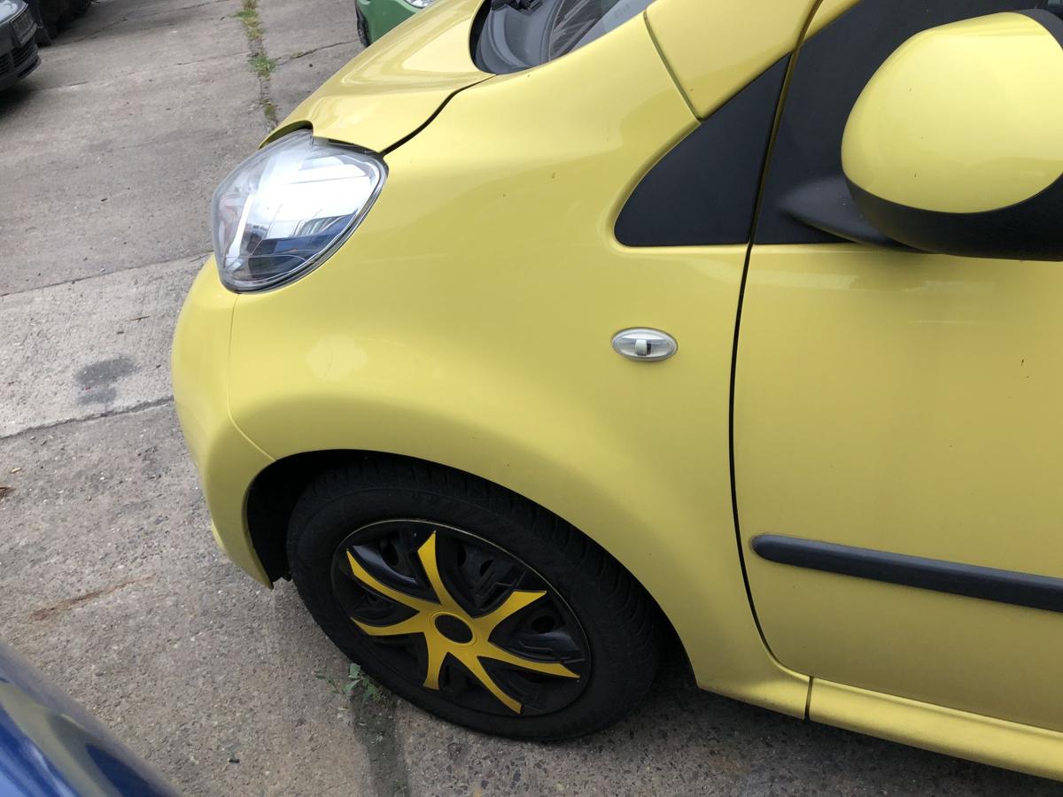 Peugeot 107 Typ P Kotfl&uuml;gel vorn links Fahrerseite KBL Citrus Gelb