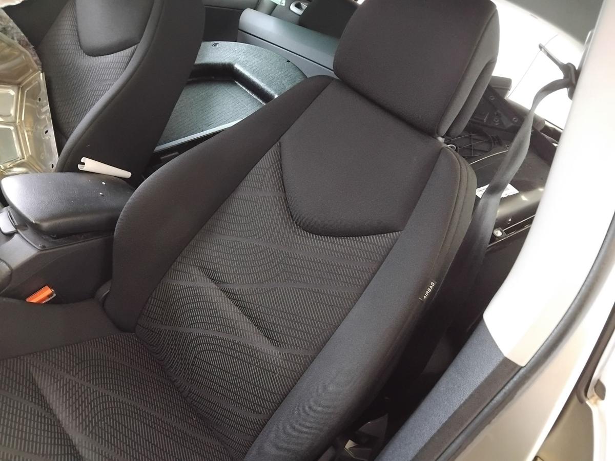 Peugeot 308 I original Sitz vorn links Fahrersitz 5-t&uuml;rig beheizt Stoff BJ2009