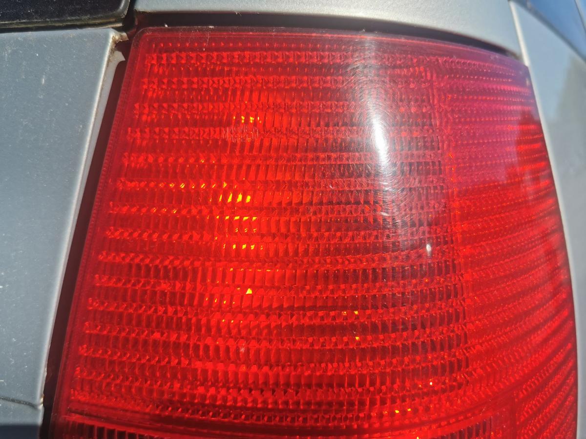 VW Bora 1J Variant Rückleuchte Schlussleuchte Rücklicht Lampe hinten rechts