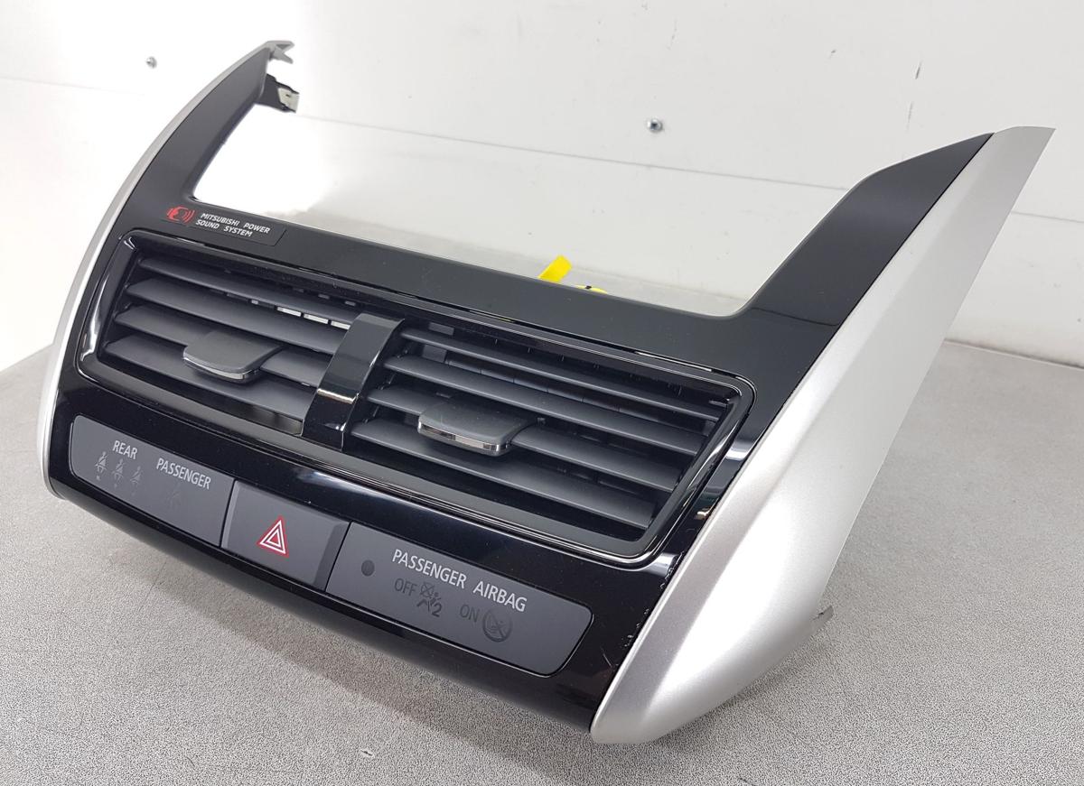 Mitsubishi Eclipse Cross Luftd&uuml;se mitte inkl Warnblinkschalter Bj2023 8002D032