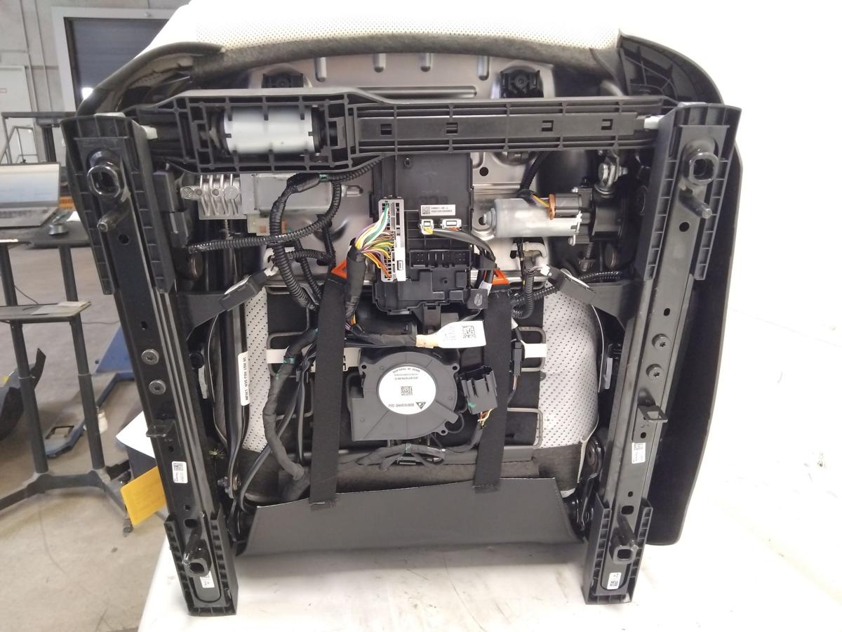 Tesla Model S Facelift Sitz vorn links Fahrersitz elektrisch Leder cream Bj.2023