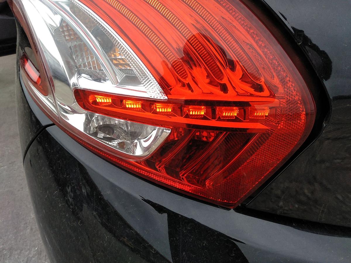 Peugeot 208 original Rückleuchte Heckleuchte links LED Bj.2014