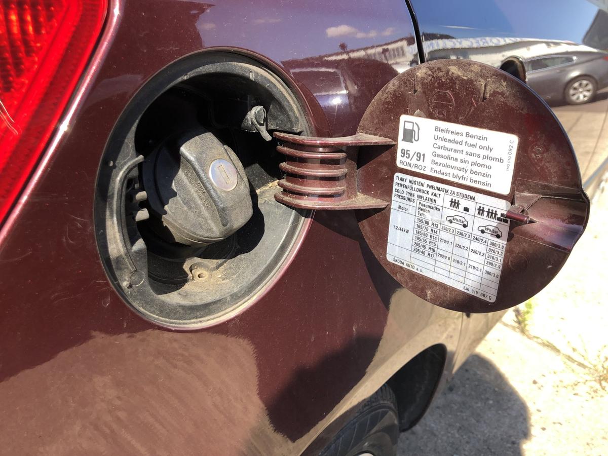 Skoda Fabia 5J Tankklappe Tankdeckel Tankverschluss 9893 LF3X Rosso Brunello