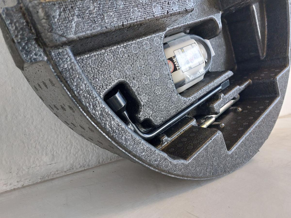 Toyota Yaris XP13 Schaumstoffeinleger Kofferraum mit Werkzeug Radschl&uuml;ssel