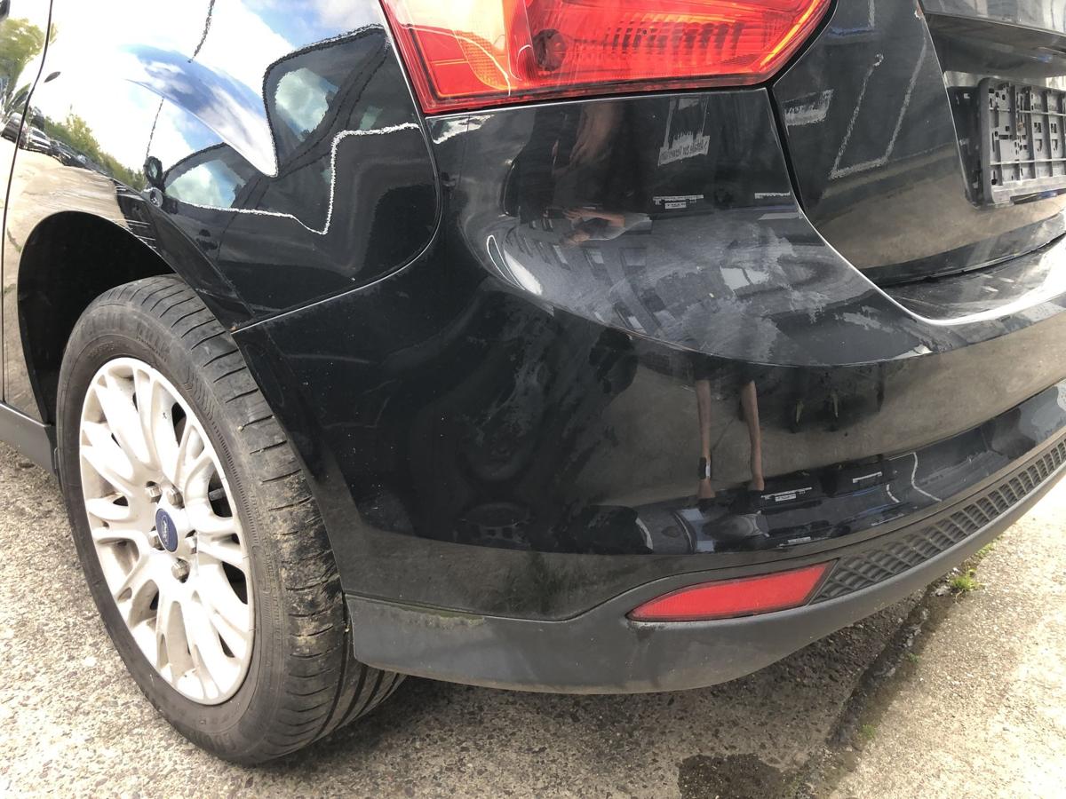 Ford Focus DYB Stoßfänger hinten Heckschürze Beschädigung 5trg Pantherschwarz
