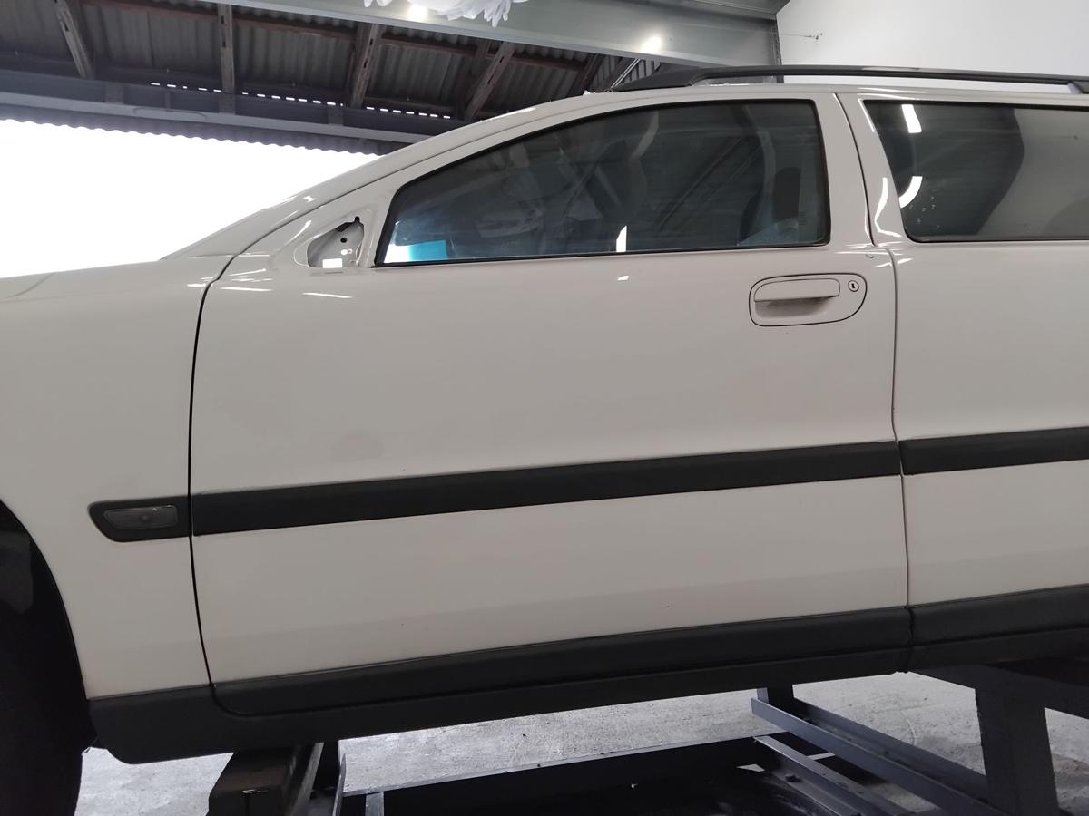 Volvo V70 II Kombi T&uuml;r vorn links Fahrert&uuml;r weiss White Solid BJ2002