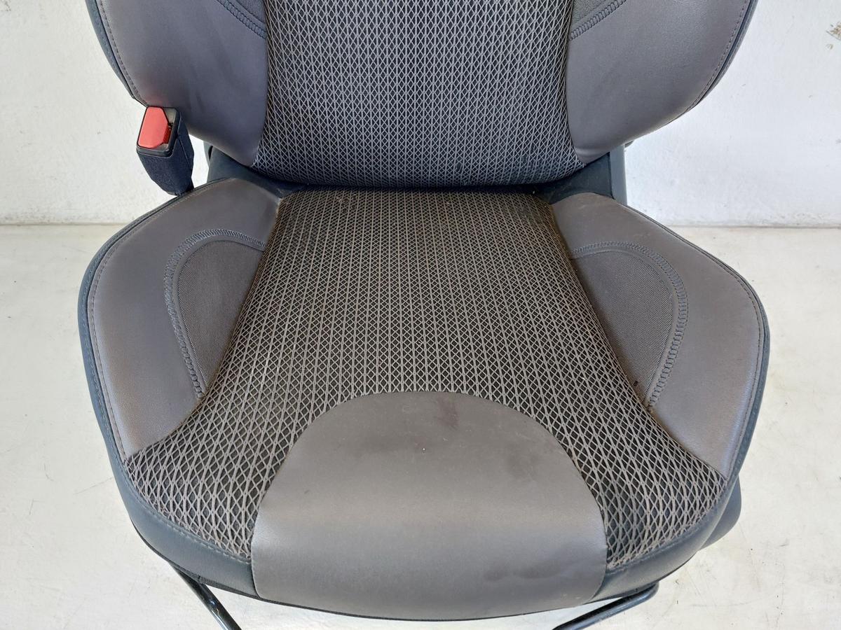 Peugeot 2008 I CU Sitz vorn links Fahrersitz Kunstleder Stoff braun Heizung