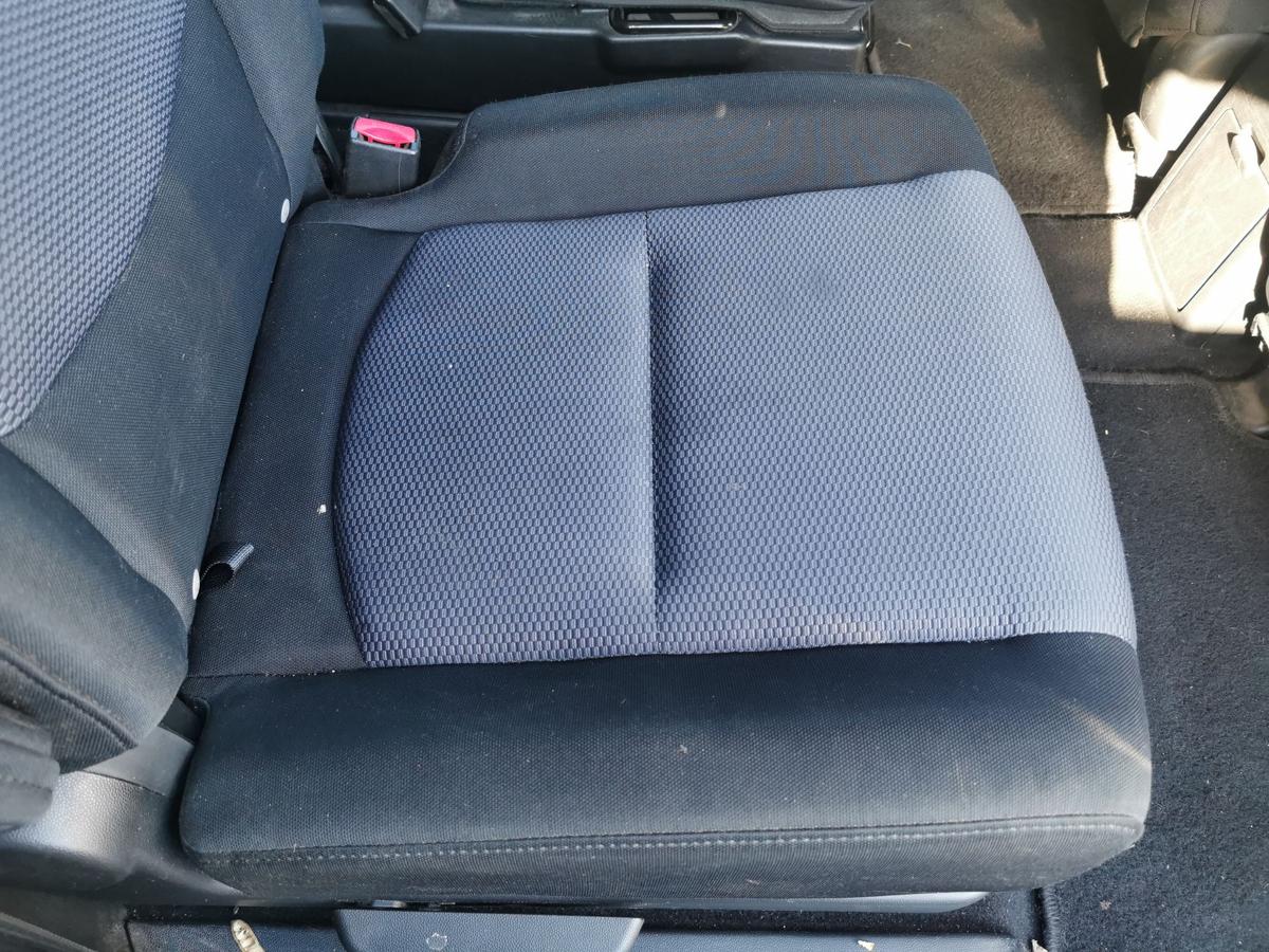 Mazda 5 CR Sitz Autositz Rücksitz mitte rechts 2te Reihe Stoff